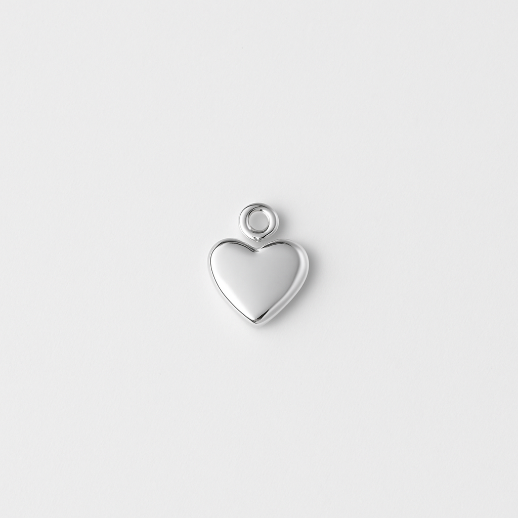 Mini Dije Corazón Plateado | Símbolo de Amor en Detalle